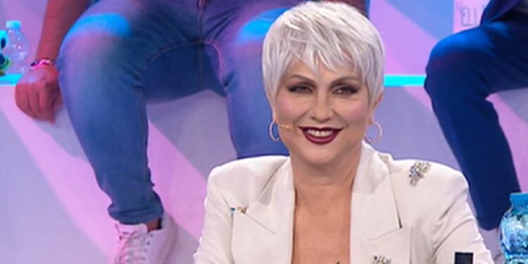 Alessandra Celentano con parrucca al serale Amici 22