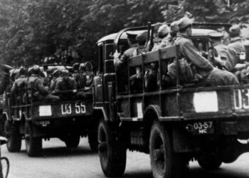 Truppe sovietiche per le strade di Praga nel 1968 (LaPresse)