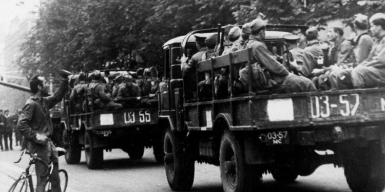 Truppe sovietiche per le strade di Praga nel 1968 (LaPresse)