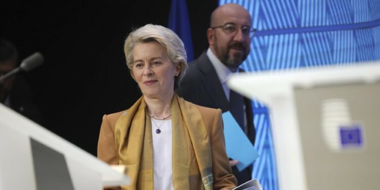 Ursula von der Leyen, presidente della Commissione Ue, e Charles Michel, presidente del Consiglio Europeo (LaPresse)