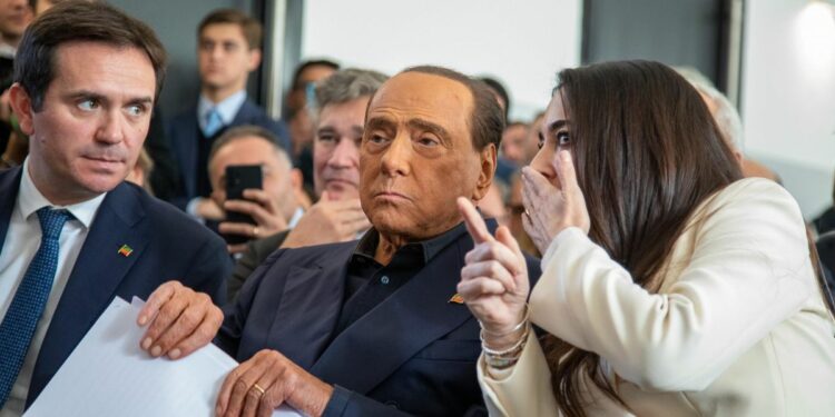 Berlusconi con Ronzulli e Cattaneao