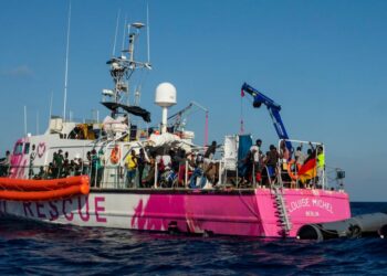 La nave per il soccorso dei migranti finanziata da Banksy nel Mar Mediterraneo (Foto: 2020, LaPresse)