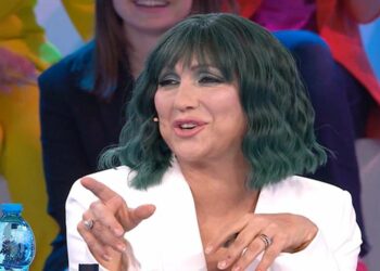 Alessandra Celentano con la parrucca ad Amici 2023