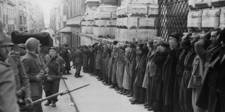 Roma, 23 marzo 1944: retata di fronte a Palazzo Barberini dopo l'attentato di Via Rasella (foto da Wikipedia)