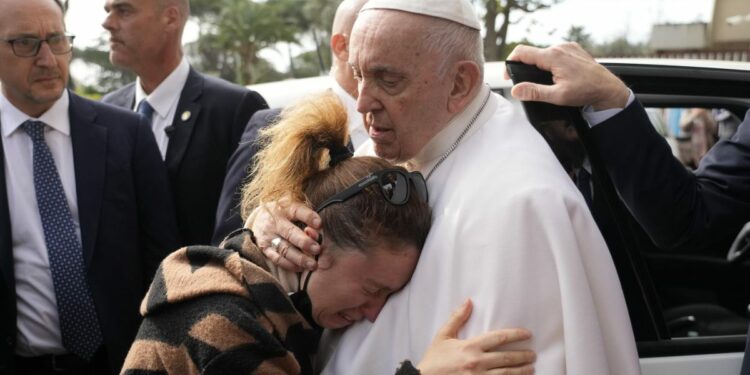 Papa consola i genitori di Angelica