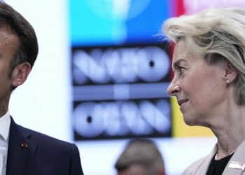 Emmanuel Macron e Ursula von der Leyen (LaPresse)