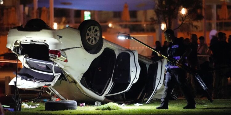 Auto contro la folla e spari sul lungomare di Tel Aviv (Foto: 2023, LaPresse)