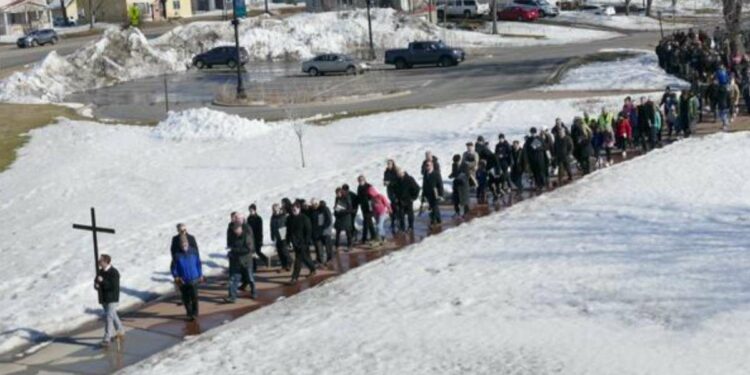 Via Crucis a St. Cloud, Minnesota (foto R. Maniscalco)