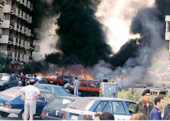 In Via D'Amelio il 19 luglio 1992, dopo l'esplosione (foto da Wikipedia)