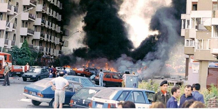 In Via D'Amelio il 19 luglio 1992, dopo l'esplosione (foto da Wikipedia)