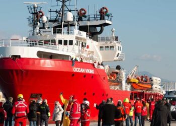 La nave Ong Ocean Viking al porto di Marina di Carrara (LaPresse)