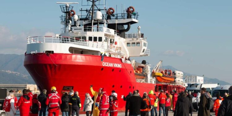 La nave Ong Ocean Viking al porto di Marina di Carrara (LaPresse)