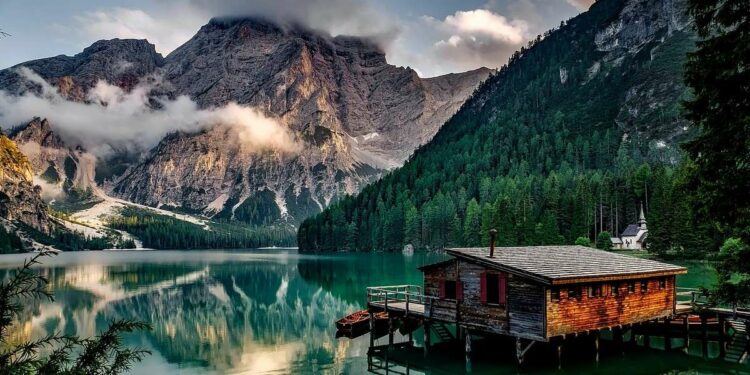 Il Lago di Braies (Image by David Mark from Pixabay)