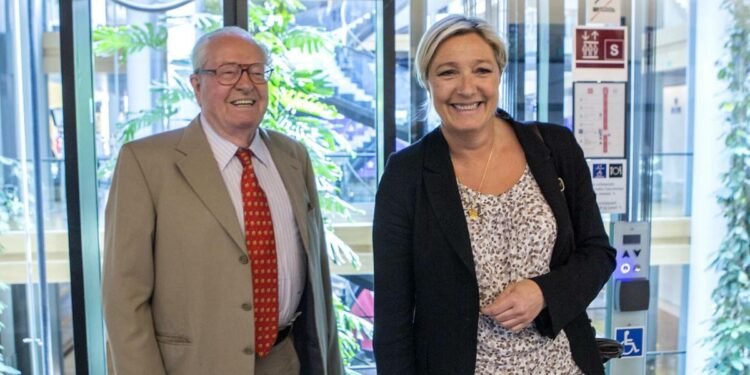 Jean-Marie Le Pen con la figlia Marine (Foto: 2014, LaPresse)