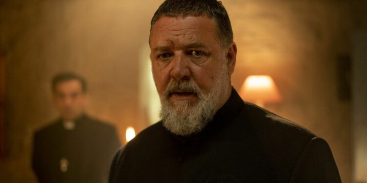 Russell Crowe nel film "L'esorcista del Papa" (Twitter)