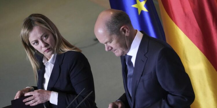 Giorgia Meloni con Olaf Scholz (LaPresse)