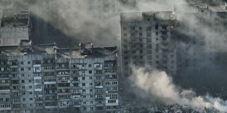 Edifici bombardati a Bakhmut, Ucraina (LaPresse)