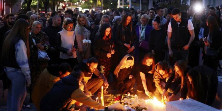 Commemorazione delle vittime della strage a Belgrado (LaPresse)