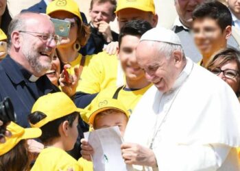 Don Fortunato Di Noto con Papa Francesco (foto dalla pagina FB dell'Associazione Meter)