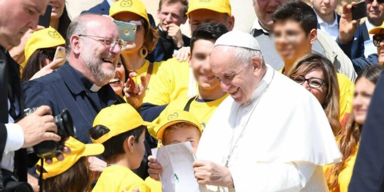 Don Fortunato Di Noto con Papa Francesco (foto dalla pagina FB dell'Associazione Meter)