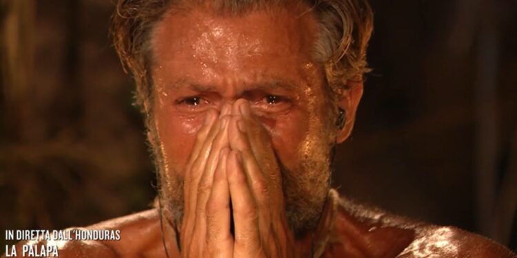 Andrea Lo Cicero in lacrime all'Isola dei Famosi 2023 (Foto: Web)