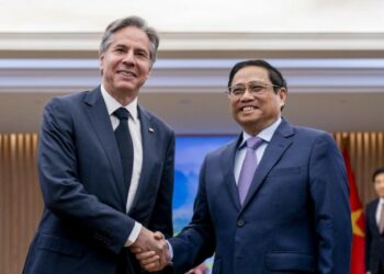 Il segretario di Stato Usa Anthony Blinken con il primo ministro del Vietnam Pham Minh Chinh (LaPresse)