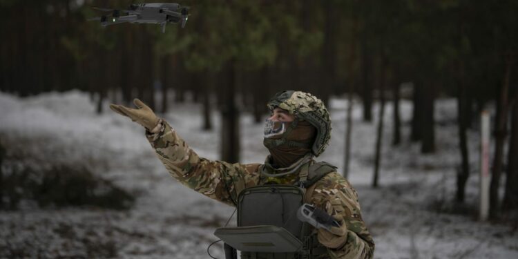 Militari ucraini controllano con droni le manovre al confine con la Bielorussia (Foto: 2023, LaPresse)