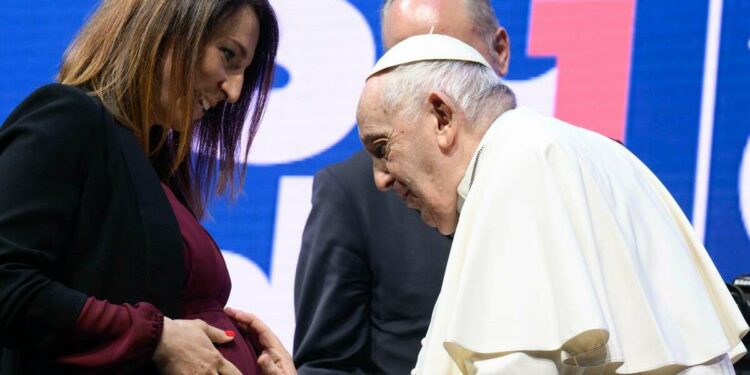 Papa Francesco con una mamma incinta agli Stati generali della natalità (LaPresse)