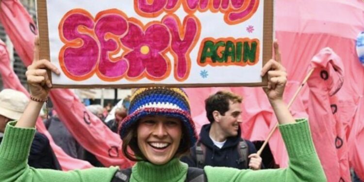 La figlia di Giorgio Gori, Bendetta, che manifesta con Extinction Rebellion (Instagram Cristina Parodi)