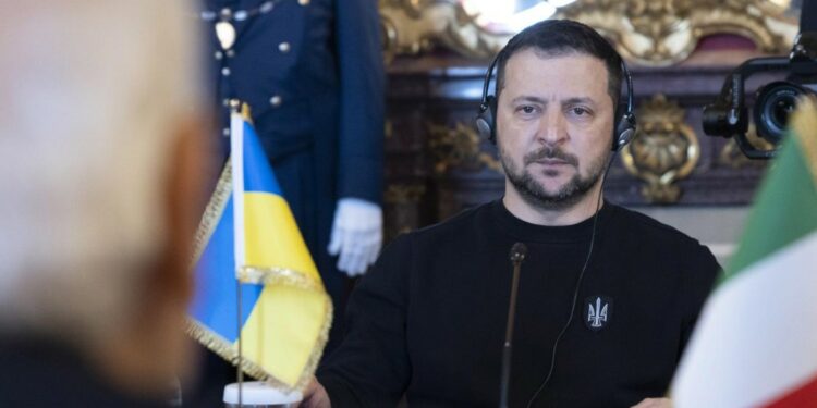 Il presidente ucraino Volodymyr Zelensky a colloquio con Sergio Mattarella (LaPresse)