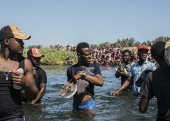 Migranti haitiani attraversano il Rio Grande (LaPresse)