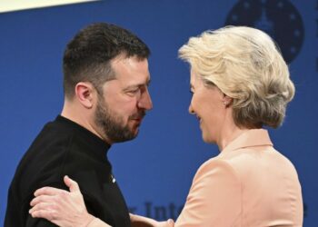 Volodymyr Zelensky riceve ad Aquisgrana da Ursula von der Leyen il premio Carlo Magno (LaPresse)