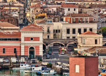 Catania (foto di Bernhard Schürmann da Pixabay)