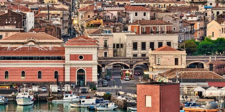 Catania (foto di Bernhard Schürmann da Pixabay)