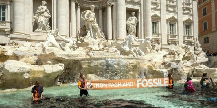 Ultima Generazione, blitz alla Fontana di Trevi