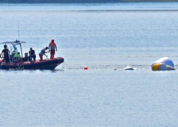 Naufragio al Lago Maggiore: i tentativi di recupero dell'imbarcazione affondata (Twitter)