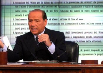 Silvio Berlusconi firma il Contratto con gli italiani ospite di Porta a porta (Lapresse)