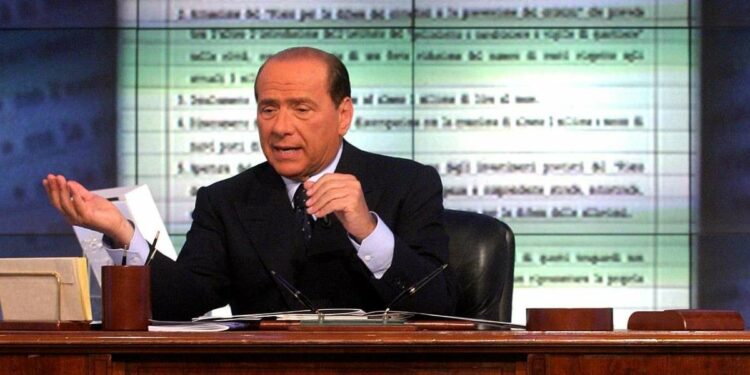 Silvio Berlusconi firma il Contratto con gli italiani ospite di Porta a porta (Lapresse)