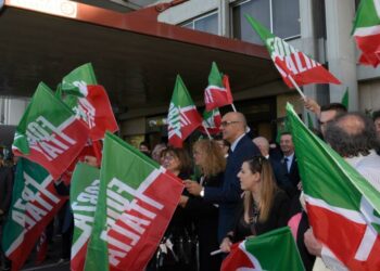 Le bandiere di Forza Italia a Perugia nel 2019 a sostegno della candidata del centrodestra alla presidenza della Regione Umbria, Donatella Tesei (Foto: Lapresse)