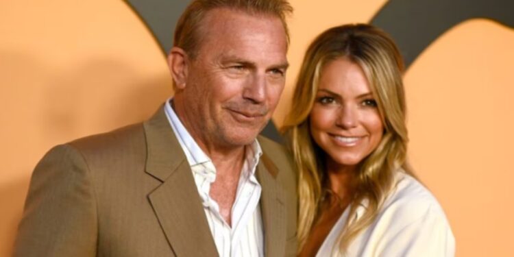 Kevin Costner e Christine Baumgartner. (Foto: Web)