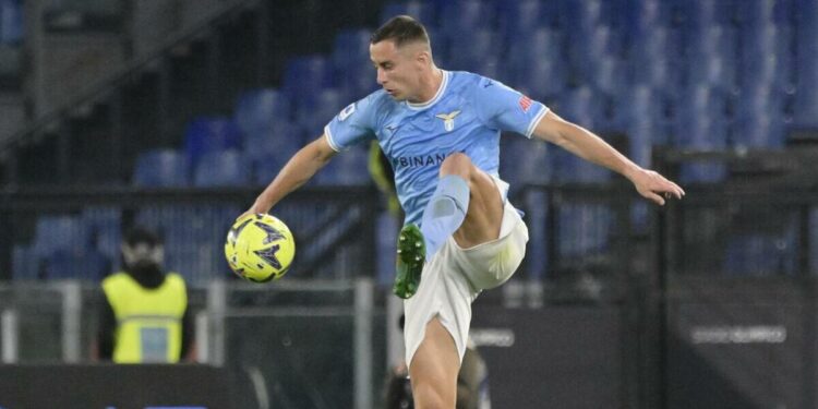 Adam Marušić con la maglia della Lazio (Foto LaPresse)