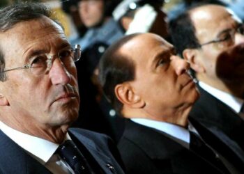 Gianfranco Fini, Silvio Berlusconi e Renato Schifani nel 2011 (LaPresse)