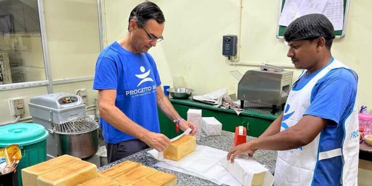 Alberto Sinigallia prepara il pane nel forno di Calcutta