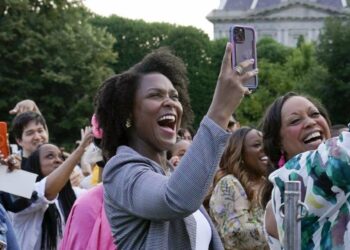 Ospiti durante un Juneteenth Concert nel South Lawn della Casa Bianca (LaPresse)