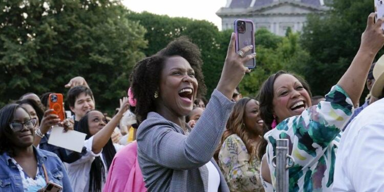 Ospiti durante un Juneteenth Concert nel South Lawn della Casa Bianca (LaPresse)