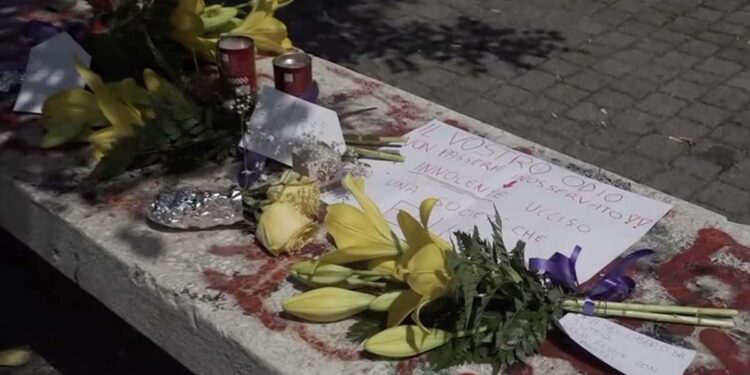 Fiori per il clochard ucciso a Pomigliano (Foto: web)