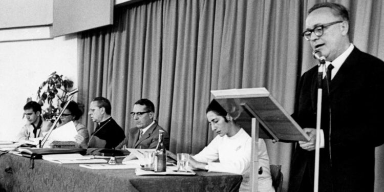 Azione Cattolica, un assemblea generale della azione Cattolica. Il discorso di Vittorio Bachelet (Foto: LaPresse)