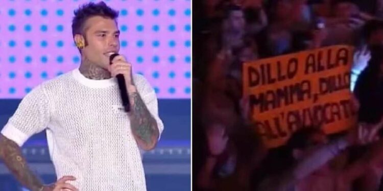 Fedez e il cartello su Luis Sal a Love Mi 2023