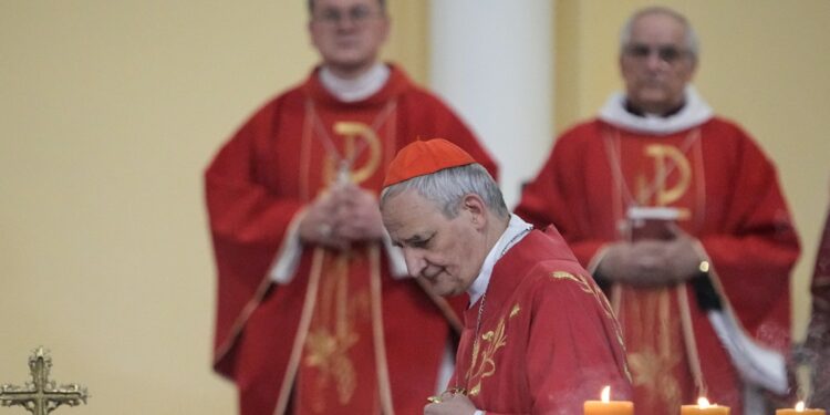 Il card. Matteo Zuppi mentre celebrala Messa nella Cattedrale di Mosca (LaPresse)